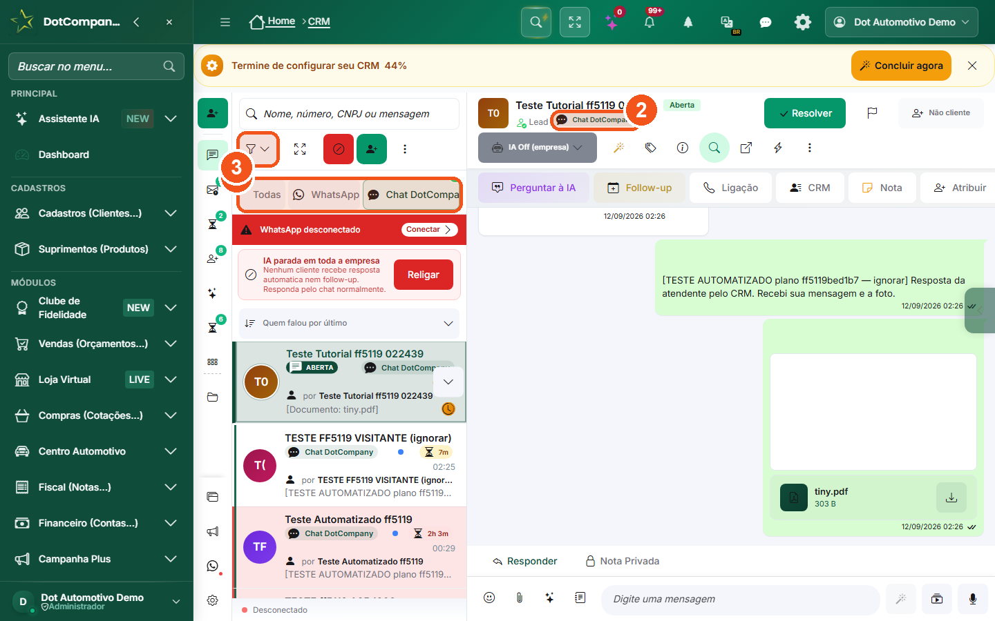 Chat DotCompany no Chat do CRM: abas Todas, WhatsApp e Chat DotCompany acima da lista, conversa aberta com o selo Chat DotCompany no cabeçalho e o funil de filtros
